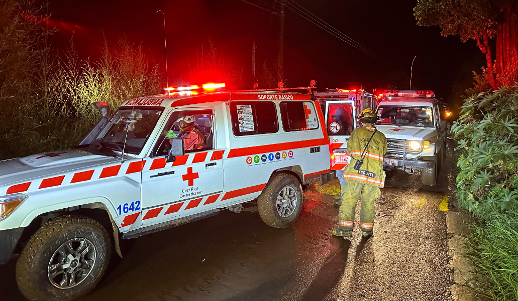 Autoridades se preparan para rescates en deslizamientos e inundaciones por paso de ondas tropicales