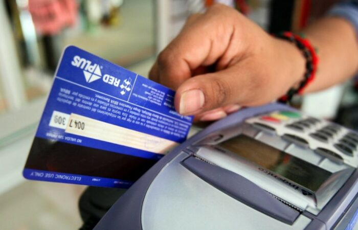 7 de cada 10 costarricenses prefieren pagar con tarjeta de débito sus ‘compras en persona’