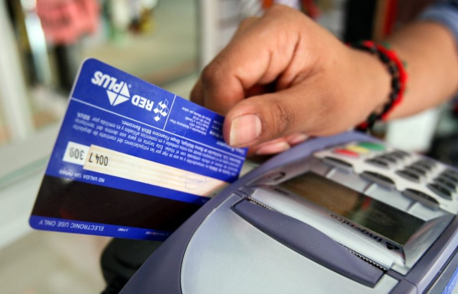 7 de cada 10 costarricenses prefieren pagar con tarjeta de débito sus ‘compras en persona’