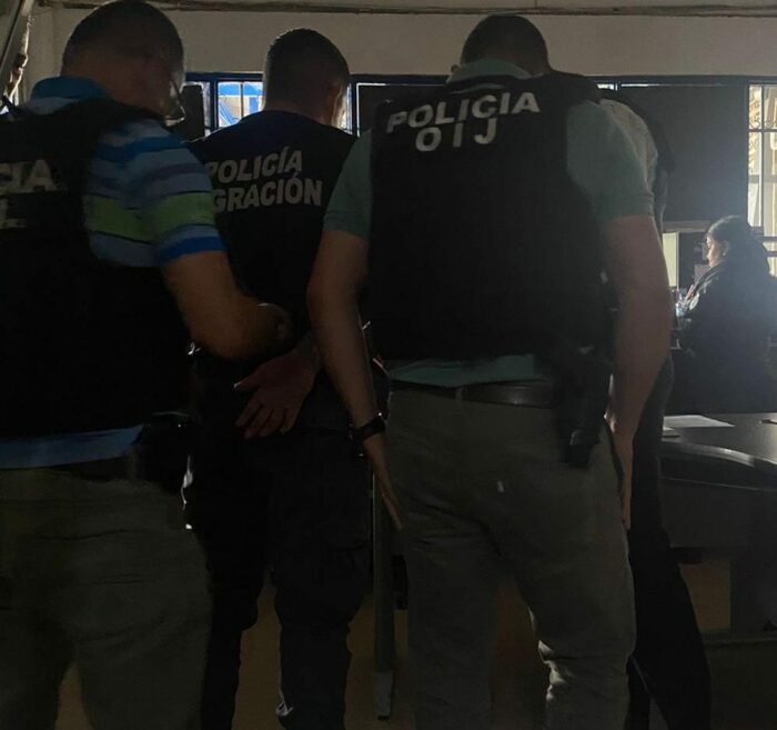 Detienen a dos policías de Migración por supuesta injerencia en ingreso de extranjero en condición irregular
