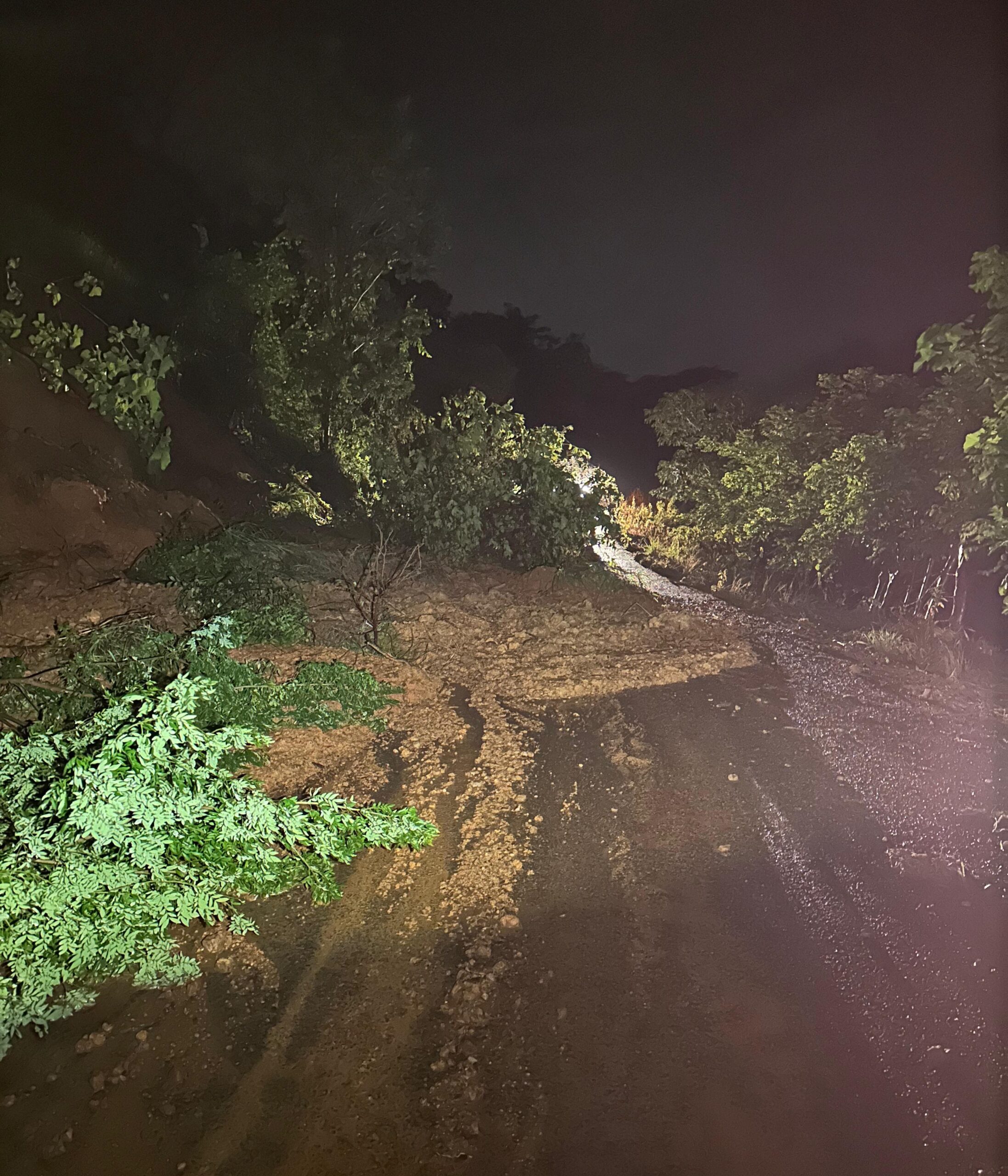 Fuertes aguaceros provocaron derrumbes e inundaciones en distintos puntos del país