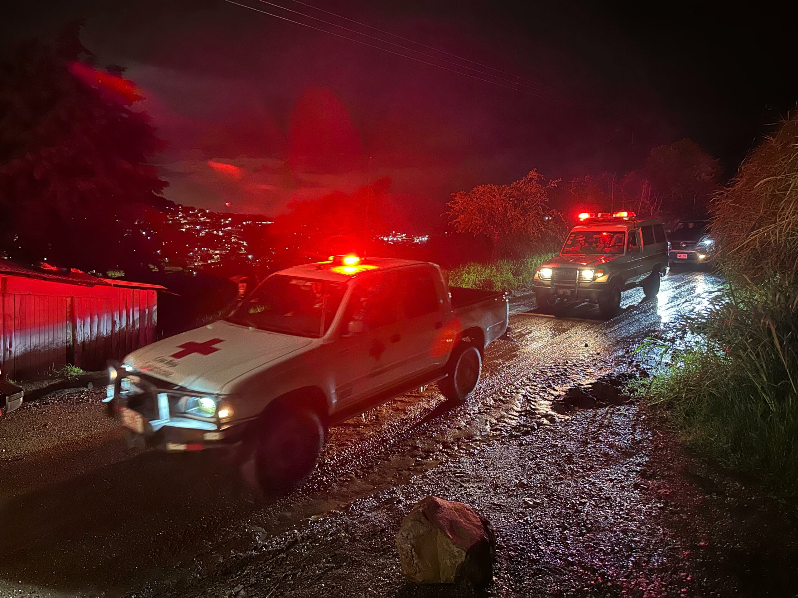 CNE reporta ríos crecidos, deslizamientos e inundaciones por las fuertes lluvias de las últimas horas