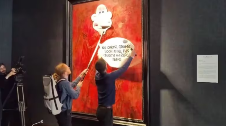 Un grupo animalista vandalizó el nuevo retrato del rey Carlos en el Reino Unido