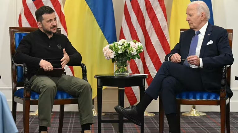 Joe Biden se reunió con Zelensky en Francia y le anunció una nueva ayuda militar por 225 millones de dólares