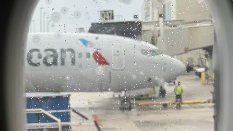Casi 400 vuelos en el Aeropuerto Internacional de Miami resultaron afectados por las fuertes lluvias e inundaciones