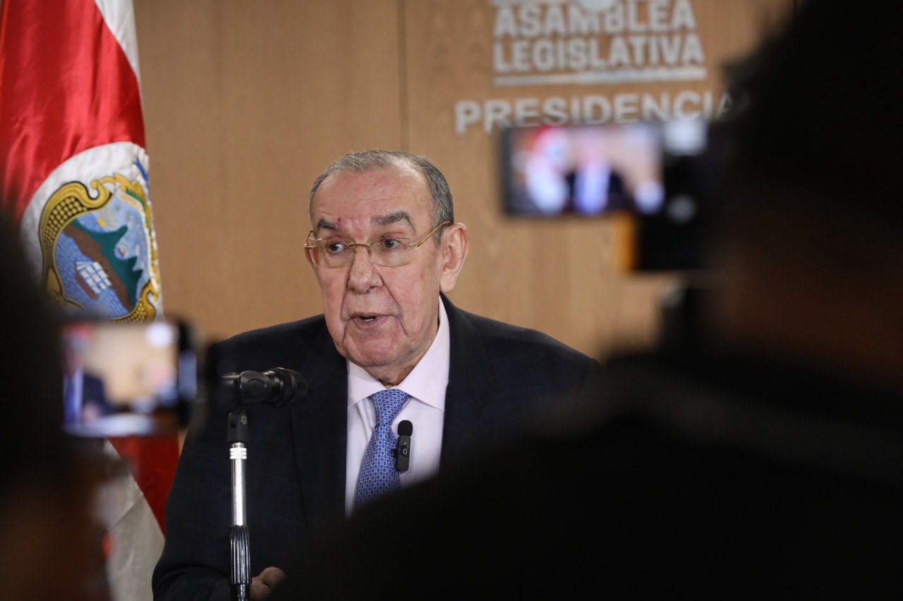 Presidente del Congreso Rodrigo Arias fue trasladado a centro médico para evaluar posible cuadro de neumonía