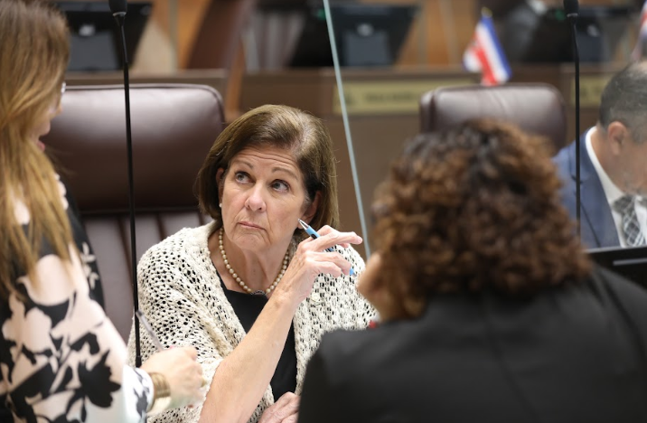 Gobierno solo dejó convocado plan de reforma al mercado eléctrico en Plenario para priorizar su votación