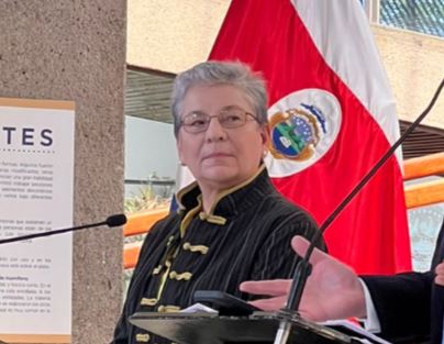 Ministra de Educación se defiende ante moción de censura que impulsan 13 diputados