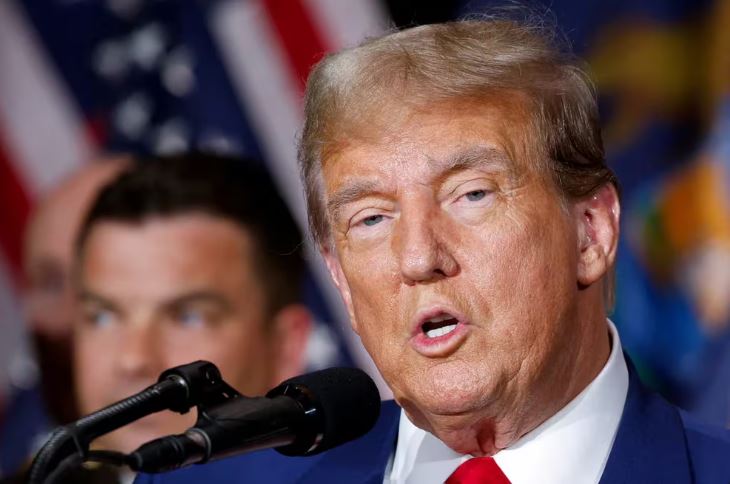 Una jueza desestimó el caso de los documentos clasificados que Trump guardó en su mansión de Florida