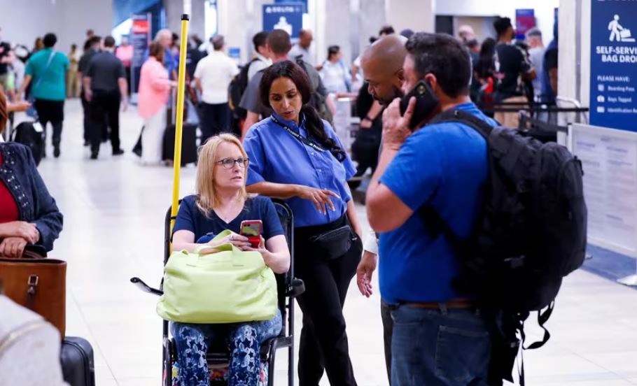 Wall Street cerró a la baja y las acciones de CrowdStrike cayeron más de 11%