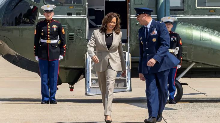 Kamala Harris consolidó su candidatura presidencial y negocia quién la acompañará como vice