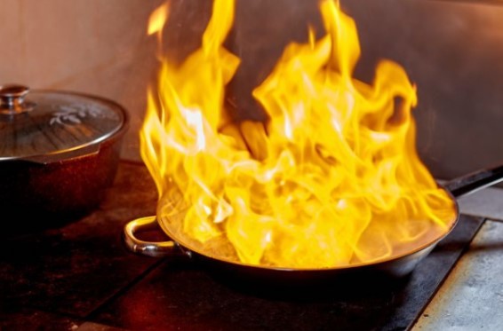 Bomberos piden extremar precaución con menores en casa para prevenir incendios