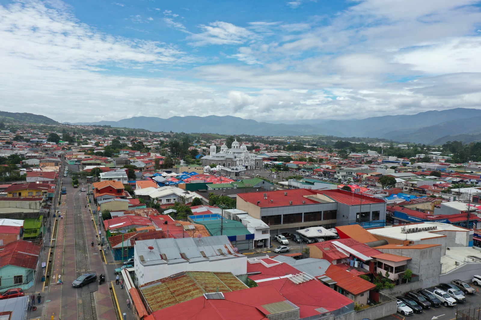 Romeros aprovecharon feriado para llegar a la Basílica de los Ángeles: Iglesia recibió a 1500 limonenses este jueves