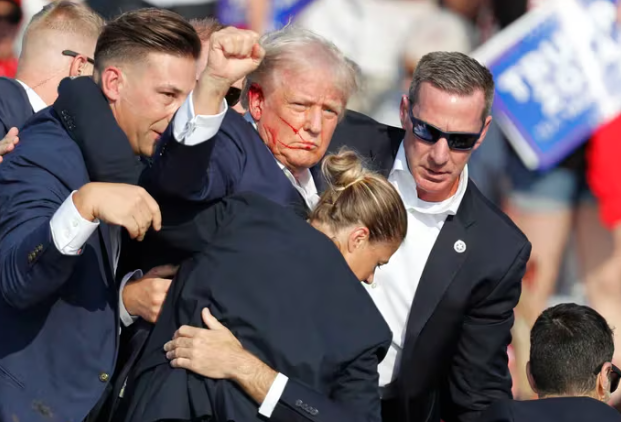 El jefe del FBI reveló que el atacante que le disparó a Trump buscó en internet: “¿A qué distancia estaba Oswald de Kennedy?”