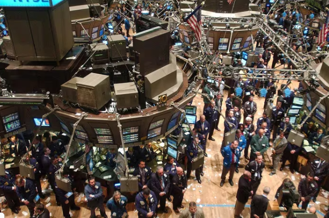 Wall Street cotiza en baja arrastrado por las pérdidas de Tesla y Alphabet