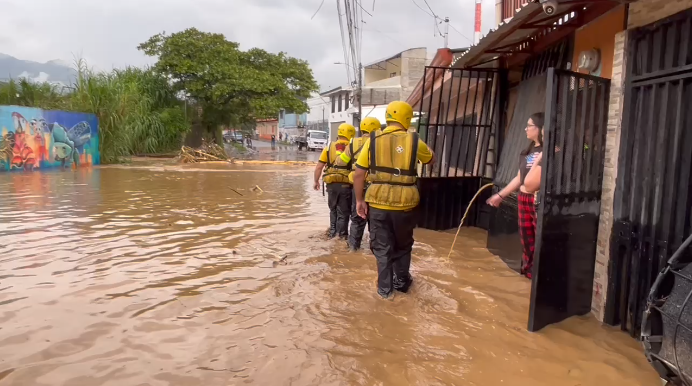Inundaciones y colapso de alcantarillado dejan afectación en viviendas del Valle Central