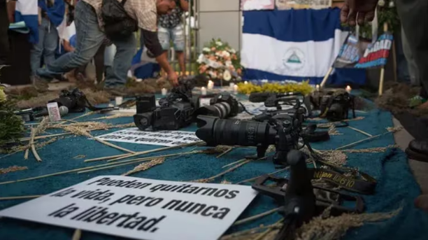 Uno de los últimos periodistas dejó Nicaragua: “Trabajé tres años mudándome y usando seudónimos hasta que me tuve que ir”