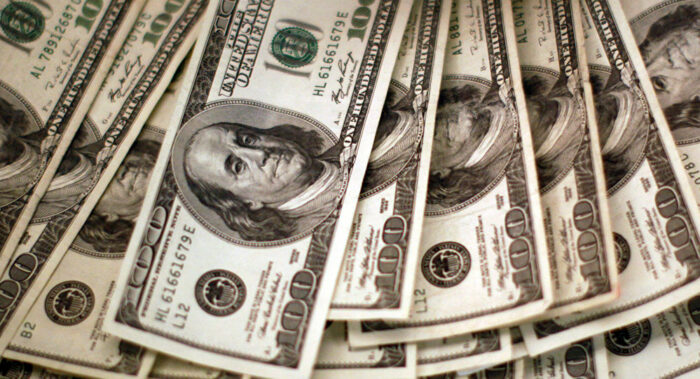 Venta de referencia del dólar inicia la semana en su precio más alto en casi un mes