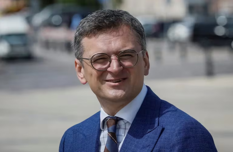 El canciller ucraniano viajó a China en busca de respaldo para terminar la invasión rusa