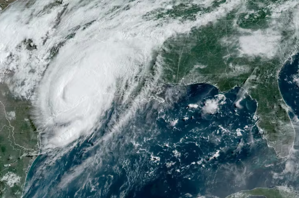 El huracán Beryl tocó tierra en Texas: hay un muerto y un millón y medio de hogares sin electricidad
