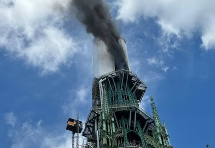 Se incendia la torre de la catedral de Notre Dame en Rouen, Francia: ordenaron evacuar la zona