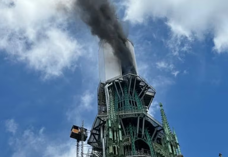 Se incendia la torre de la catedral de Notre Dame en Rouen, Francia: ordenaron evacuar la zona