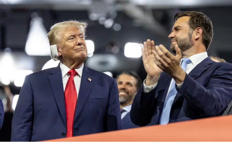 Con Trump en primera fila, J.D. Vance debuta como candidato a vicepresidente en el escenario de la Convención Republicana