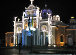 ¿Qué elementos esenciales debo llevar en mi mochila para la romería?