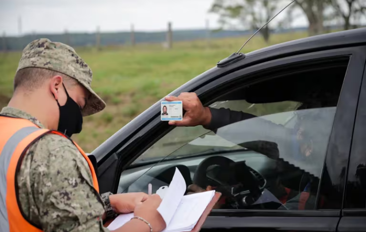 Uruguay evalúa permitir a los militares solicitar identificación a quienes pasen por sus fronteras