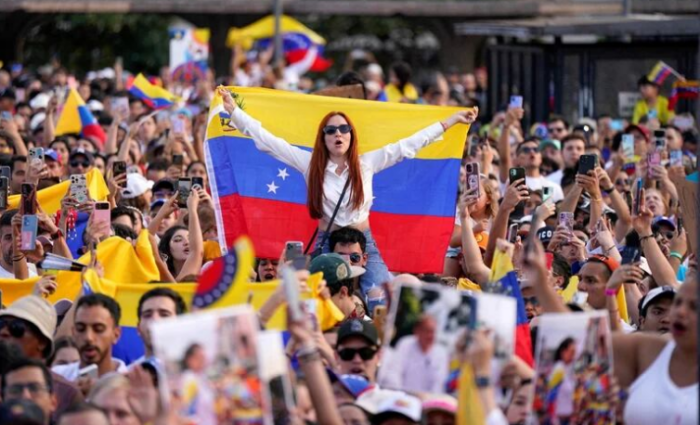 Manifestantes venezolanos empapelaron las calles de Caracas con copias de las actas electorales para demostrar el triunfo de Edmundo González
