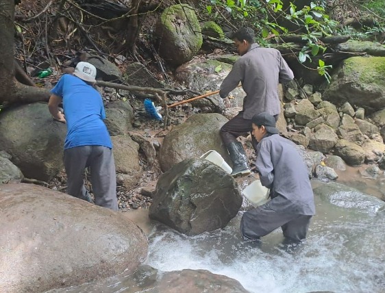 Revisión de varios kilómetros en río Barranca no refleja contaminación tras derrame químico de hace 10 días