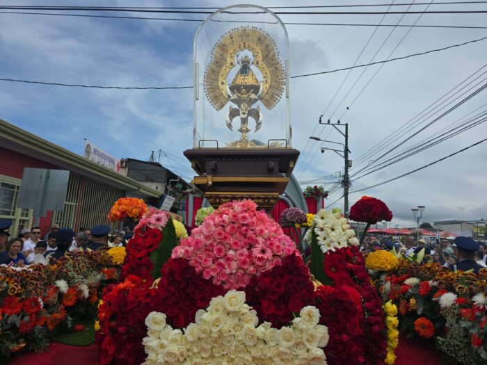 Tradicional “Pasada” ocurrió este sábado: Imagen de la Virgen de los Ángeles estará un mes en la Catedral Nuestra Señora del Carmen