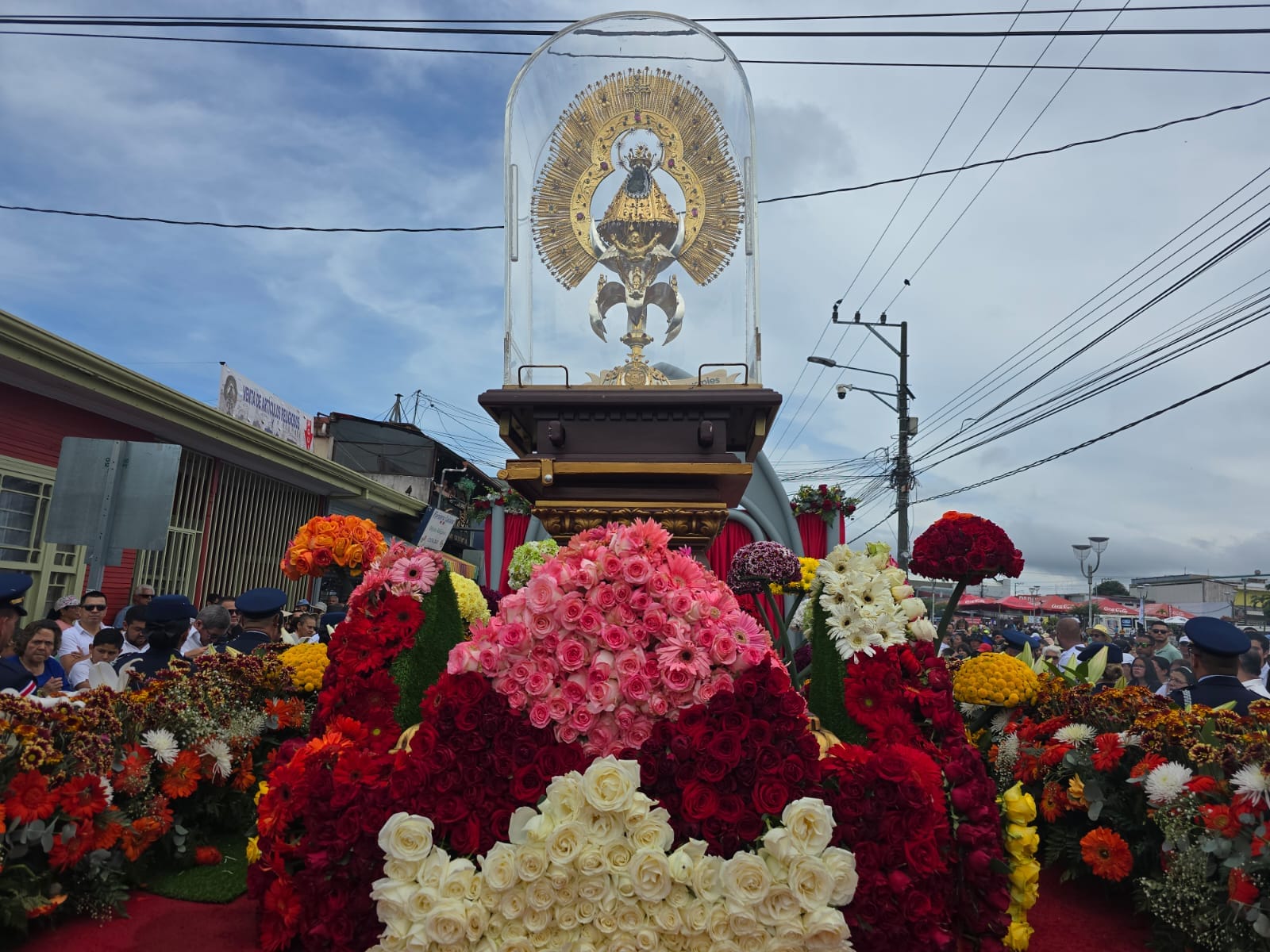 Tradicional “Pasada” ocurrió este sábado: Imagen de la Virgen de los Ángeles estará un mes en la Catedral Nuestra Señora del Carmen
