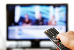 Ver series o películas en su idioma original podría ayudarle a desarrollar mejores habilidades en esa lengua