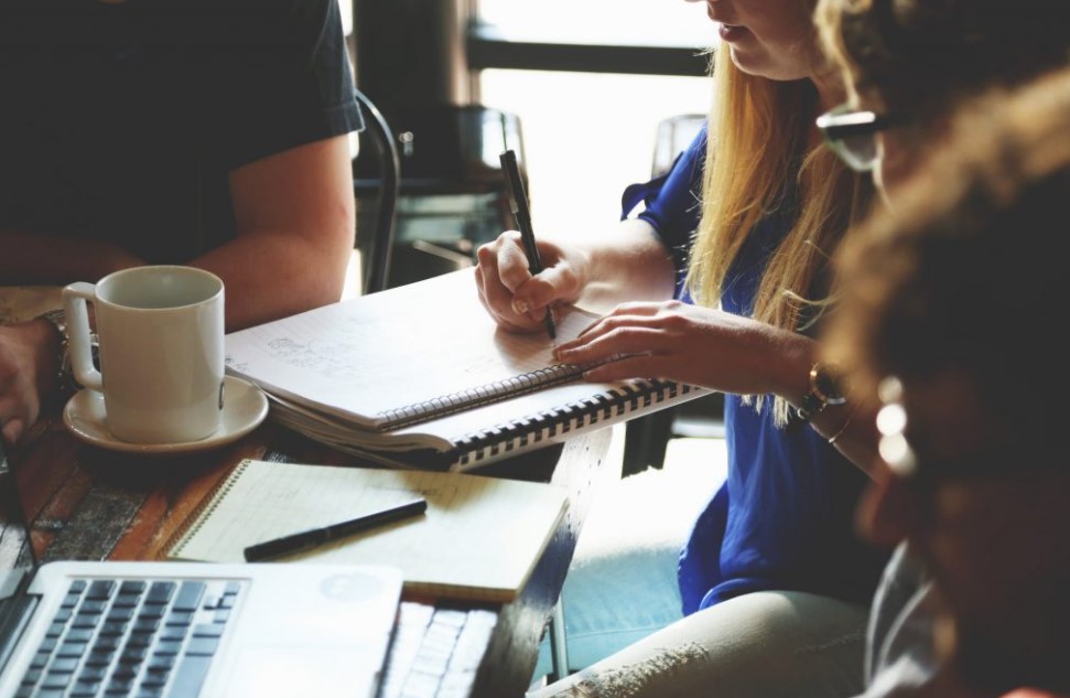 Orientadores brindan consejos a estudiantes que participarán en ferias vocacionales