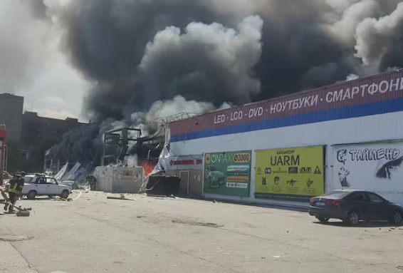 Un bombardeo ruso mató al menos a diez personas en un supermercado de Donetsk