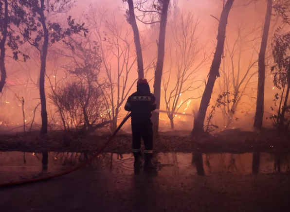 Cientos de bomberos luchan contra un incendio cerca de Atenas en Grecia: más de 35.000 personas evacuadas