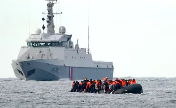 Más de 700 migrantes cruzaron el Canal de la Mancha en un día, un nuevo récord desde la llegada de Keir Starmer al poder