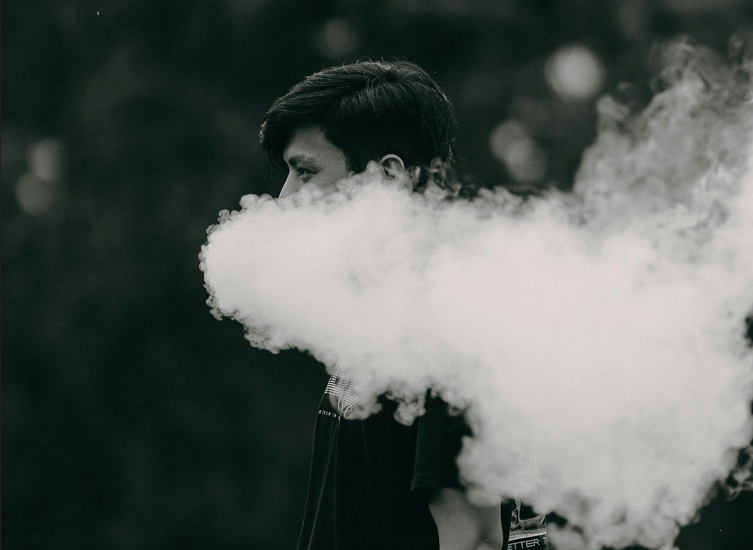 Vapeo queda prohibido en lugares de trabajo, centros educativos y lugares de recreación tras publicación de reglamento