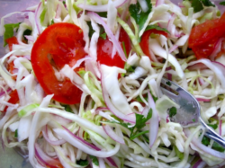 Preparar ensalada de repollo con tomate le costará más caro a partir del fin de semana