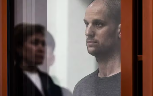 Rusia libera al periodista Evan Gershkovich y al ex marine Paul Whelan como parte de un canje de prisioneros con Estados Unidos