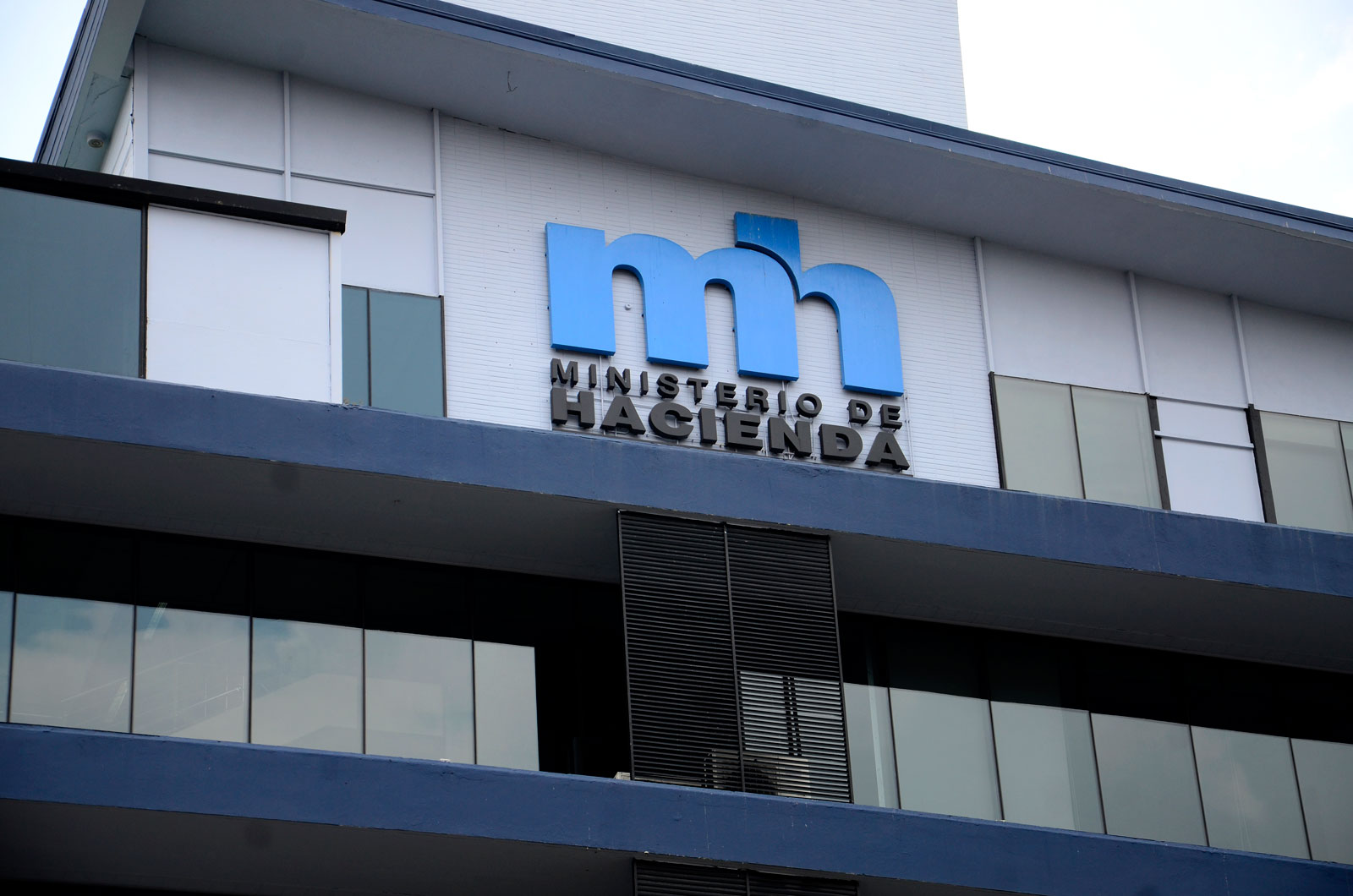 Hacienda estima que pago de impuestos podrá realizarse a través del teléfono celular a mediados del próximo año