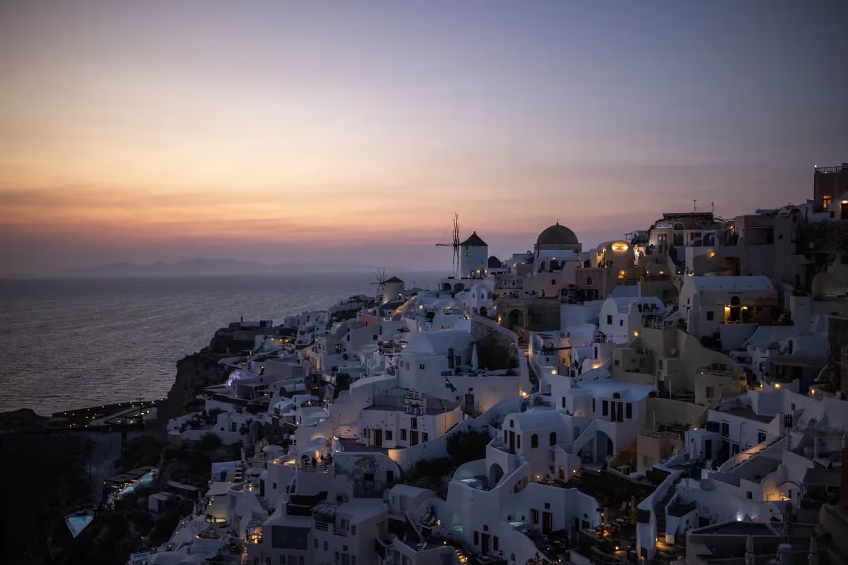 Por qué la Isla de Santorini tuvo su “peor temporada” turística este verano