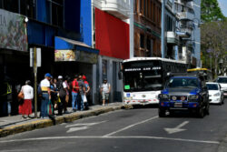 Más de 100 empresas autobuseras están morosas con Hacienda, CCSS y el canon de regulación