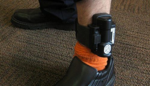 Diputados aprueban en primer debate proyecto que limita otorgamiento de brazalete electrónico