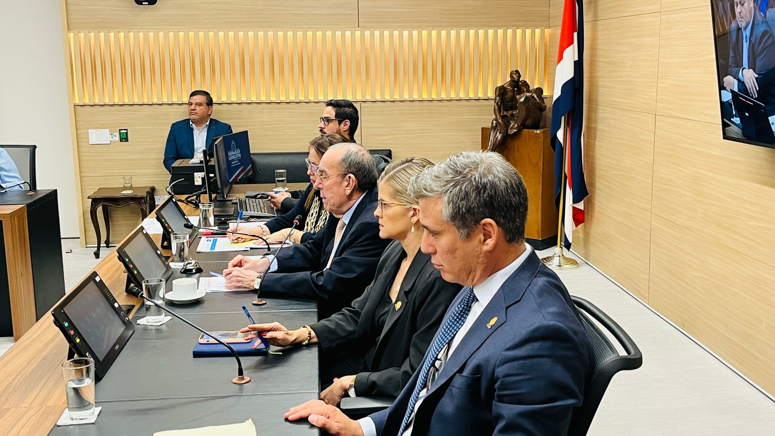 Ministra de la Presidencia aseguró que empresas retirarían inversiones si no se aprueba plan de jornadas 4/3