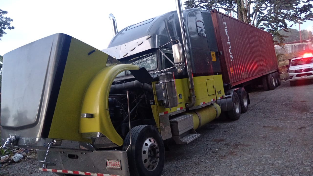 Decomisan 30 mil litros de combustible que venían escondidos dentro de tráiler en Limón