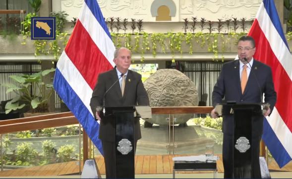 Presidente Rodrigo Chaves dice que le ‘preocupa’ plan para abaratar boletos aéreos porque dañaría empleo turístico