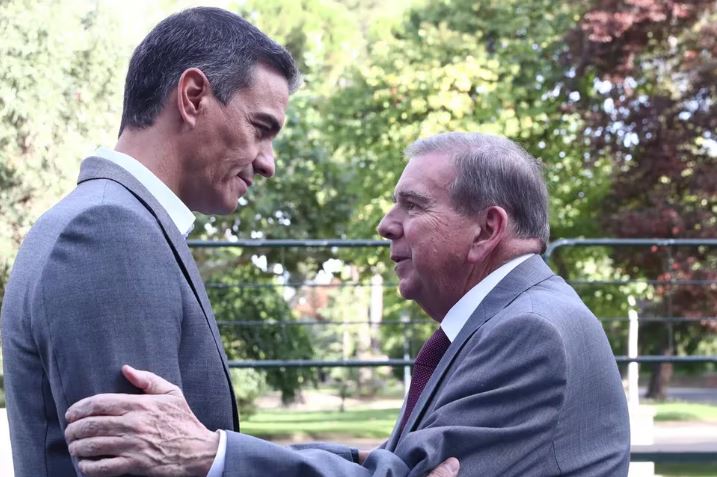 Pedro Sánchez mantiene una “grata e interesante” reunión con Edmundo González tras ser reconocido por el Congreso como presidente de Venezuela