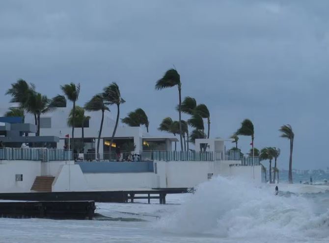 Helene se convirtió en huracán y se prevé que sea de categoría 3 o superior antes de impactar en Florida